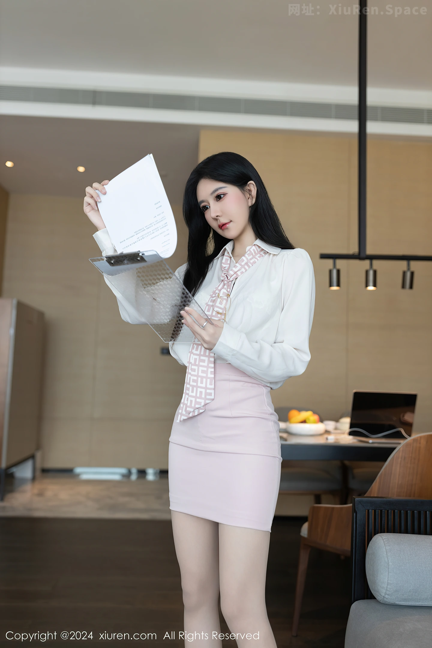 图片[4]-[XiuRen秀人网]VOL.7922 模特幼幼浅粉色上衣配白短裙露白色蕾丝内衣秀完美身材诱惑写真80P-秀人网官方网站